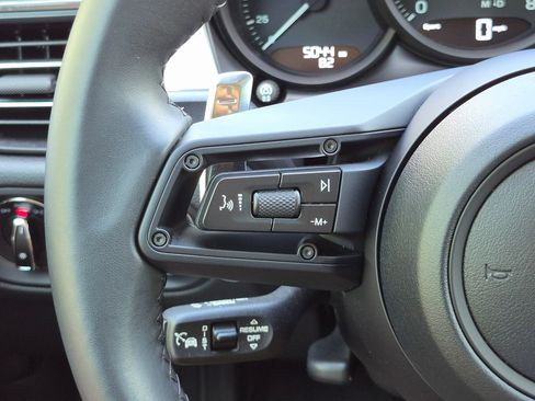 Certified 2026 Porsche Macan AWD/4WD image 9