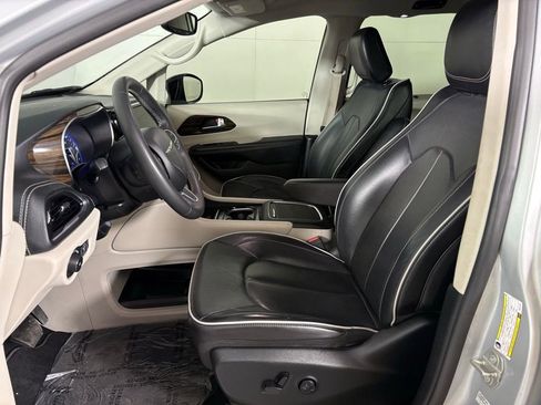 Used 2024 Chrysler Pacifica Limited image 16