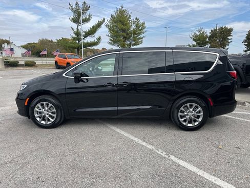 New 2026 Chrysler Pacifica Select image 18