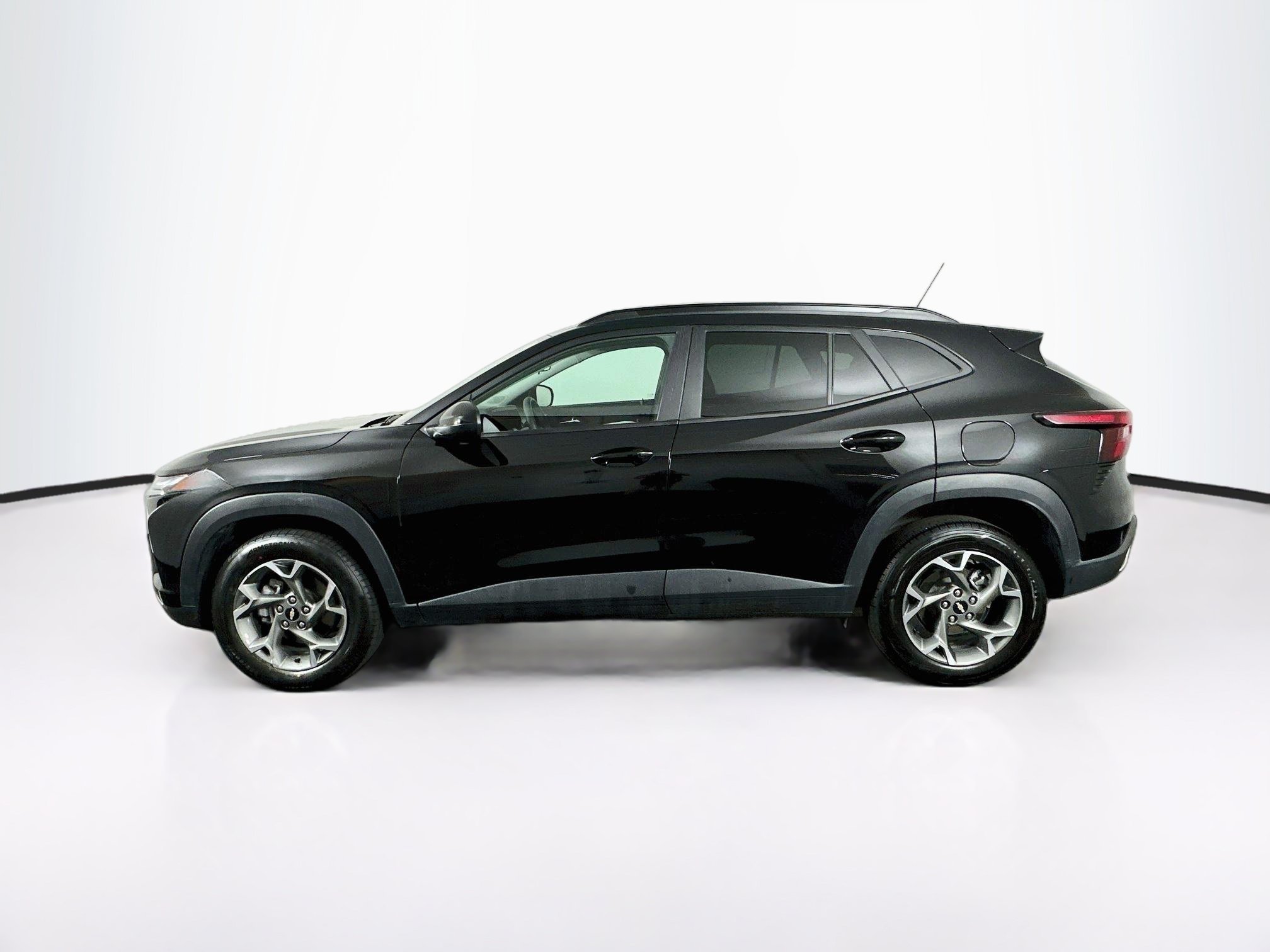 Used 2025 Chevrolet Trax LT FWD image 4