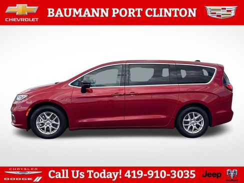Used 2025 Chrysler Pacifica Select FWD image 3