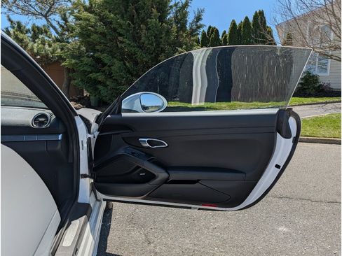 Used 2018 Porsche 718 Cayman S w/ Sport Chrono Package RWD image 13