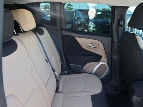 Used 2017 Jeep Renegade Latitude w/ Popular Equipment Group image 17