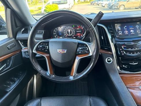 Used 2018 Cadillac Escalade Luxury AWD/4WD image 23