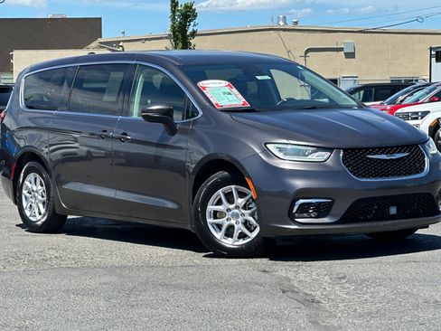 Used 2023 Chrysler Pacifica Touring-L FWD image 2