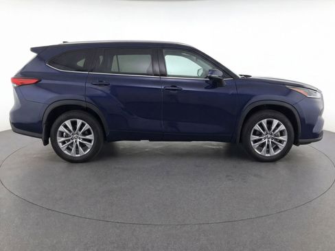 Used 2022 Toyota Highlander Limited AWD/4WD image 2