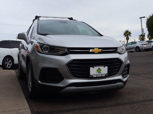 Used 2020 Chevrolet Trax LT w/ LT Convenience Package image 18