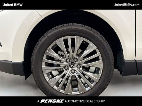 Used 2021 Toyota Venza XLE w/ Softex Package image 2