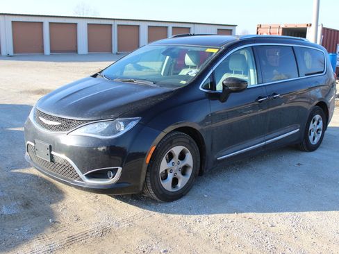 Used 2017 Chrysler Pacifica Touring-L Plus image 2