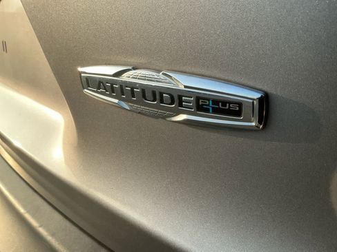 Used 2020 Jeep Cherokee Latitude Plus w/ Cold Weather Group image 11