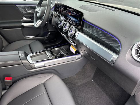 New 2025 Mercedes-Benz GLB 250 4MATIC image 16