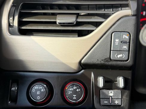 Used 2016 GMC Yukon Denali image 28