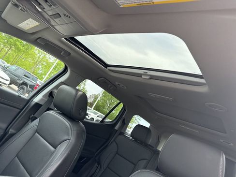 Used 2023 GMC Acadia SLT w/ Elevation Edition image 10