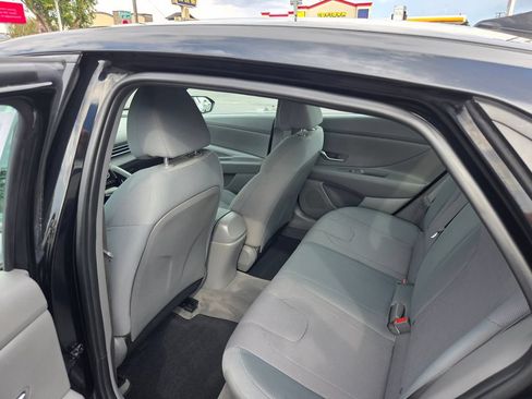 Used 2021 Hyundai Elantra SE FWD image 13