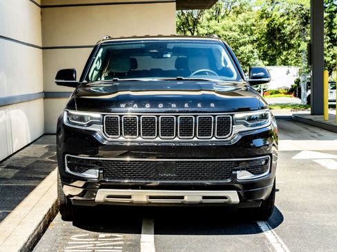 Used 2024 Jeep Wagoneer L Series II RWD image 2