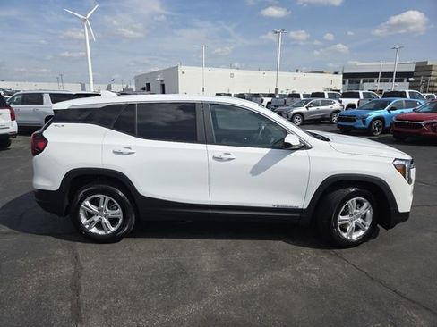 Used 2023 GMC Terrain SLE image 18
