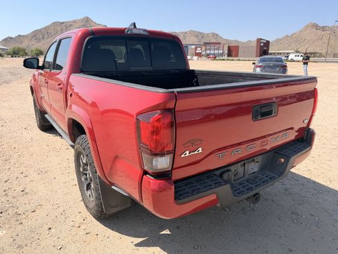 Used 2020 Toyota Tacoma SR5 w/ Technology Package AWD/4WD image 3