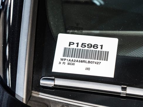 Certified 2024 Porsche Macan AWD/4WD image 28