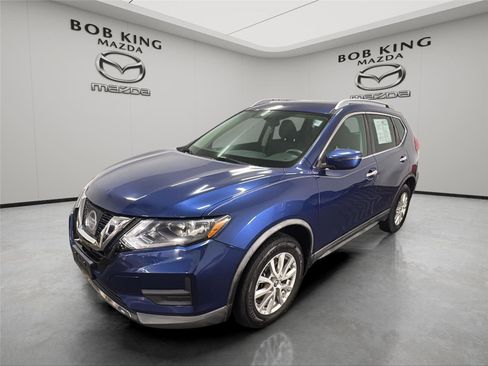Used 2017 Nissan Rogue SV image 1