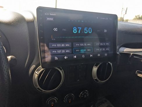 Used 2017 Jeep Wrangler Unlimited Sahara image 15