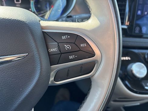 Used 2017 Chrysler Pacifica Limited w/ Tire & Wheel Group image 24