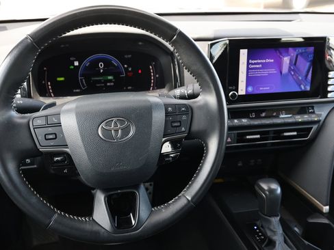 Used 2025 Toyota Camry SE FWD image 17