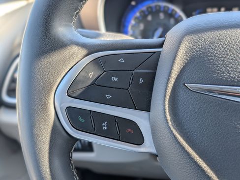 Used 2023 Chrysler Voyager LX image 18