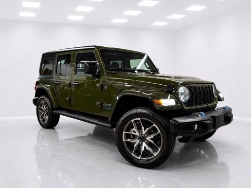 Used 2024 Jeep Wrangler Unlimited w/ Convenience Group AWD/4WD image 2