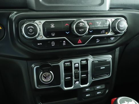 Used 2018 Jeep Wrangler Unlimited Sahara image 18