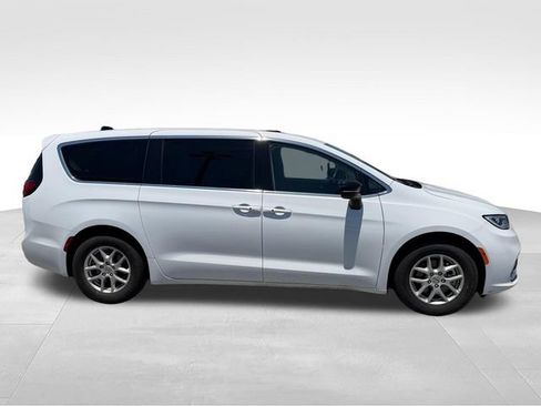 Used 2024 Chrysler Pacifica Touring-L FWD image 4
