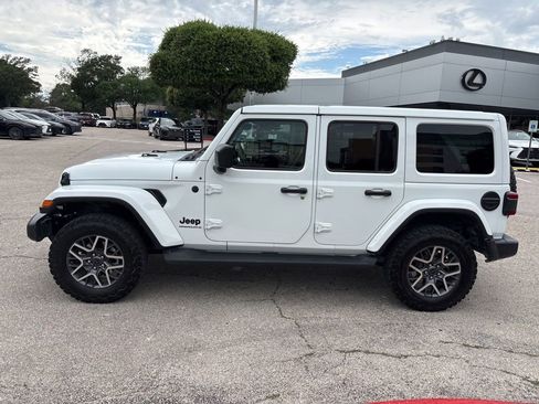 Used 2026 Jeep Wrangler Unlimited Sahara AWD/4WD image 2