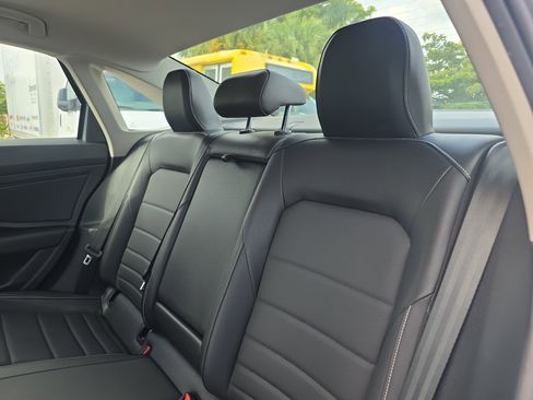 Used 2022 Volkswagen Jetta SE w/ Panoramic Sunroof Package FWD image 17