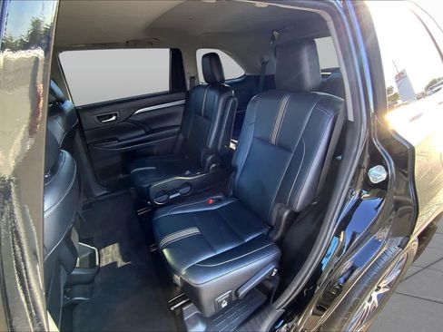 Used 2018 Toyota Highlander SE FWD image 21