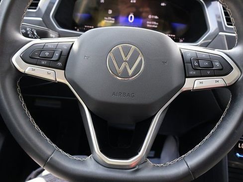 Used 2023 Volkswagen Tiguan SE image 33