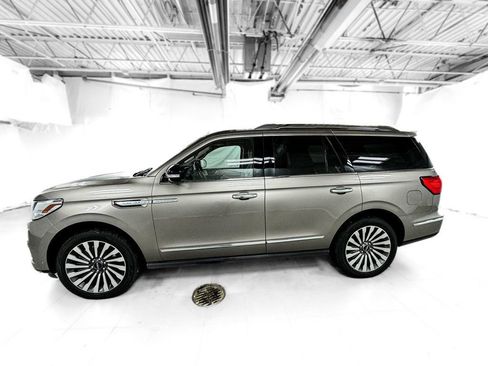 Used 2018 Lincoln Navigator Reserve w/ Technology Package AWD/4WD image 3