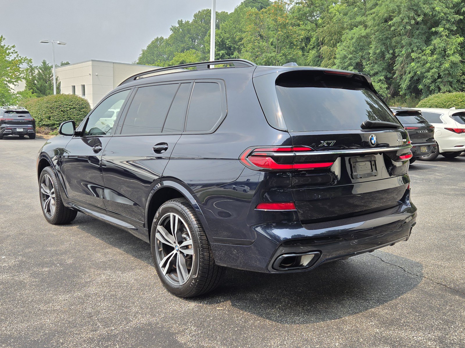 Used 2023 BMW X7 xDrive40i w/ M Sport Package AWD/4WD image 3