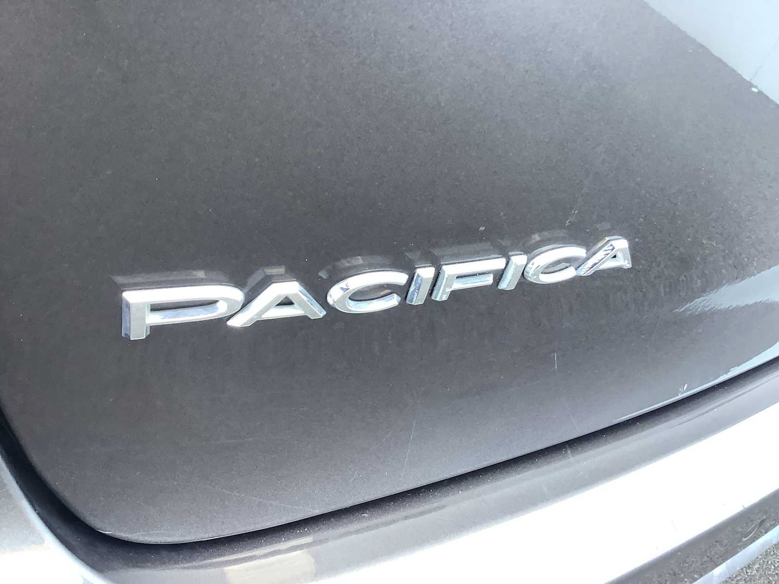 Used 2022 Chrysler Pacifica Touring-L FWD image 7