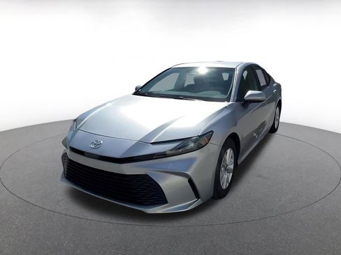 Used 2025 Toyota Camry LE image 7