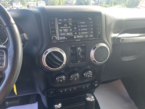 Used 2017 Jeep Wrangler Unlimited Rubicon w/ Connectivity Group AWD/4WD image 26