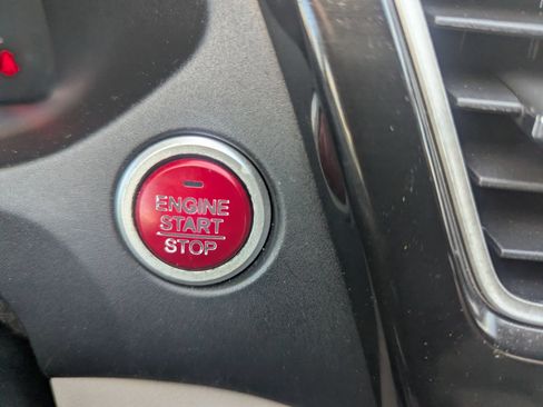 Used 2019 Dodge Grand Caravan SE w/ UConnect Hands-Free Group FWD image 11