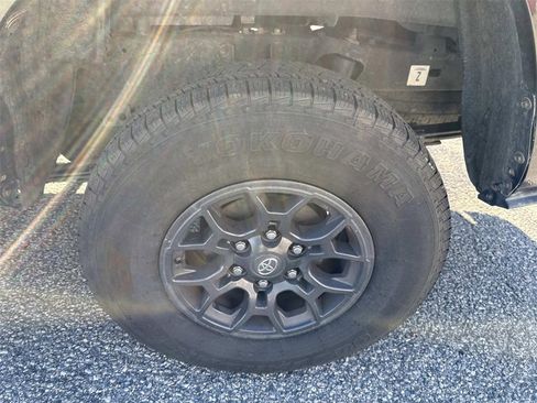 Used 2016 Toyota Tacoma SR image 12