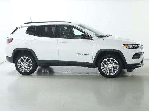 Used 2024 Jeep Compass Latitude AWD/4WD image 11