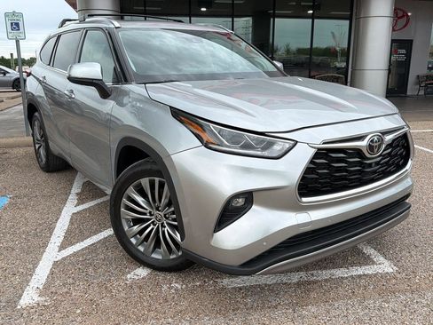 Used 2022 Toyota Highlander Platinum image 1