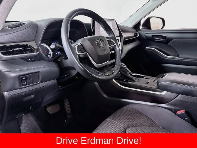 Used 2022 Toyota Highlander LE FWD image 7