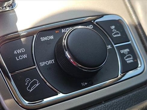 Used 2013 Jeep Grand Cherokee Overland AWD/4WD image 13