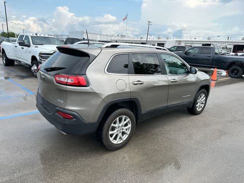Used 2017 Jeep Cherokee Latitude w/ Comfort/Convenience Group AWD/4WD image 18