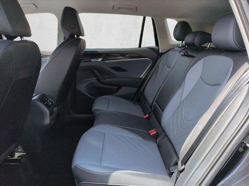 Used 2025 Volkswagen Tiguan SE FWD image 21