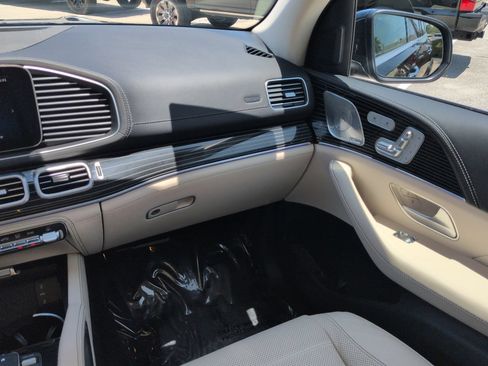Used 2024 Mercedes-Benz GLS 580 4MATIC image 17