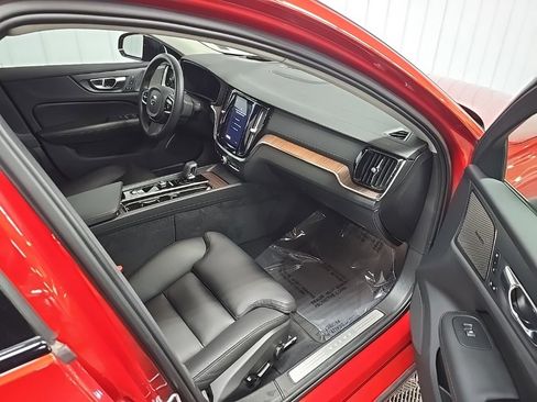 Used 2023 Volvo S60 B5 Ultimate image 16
