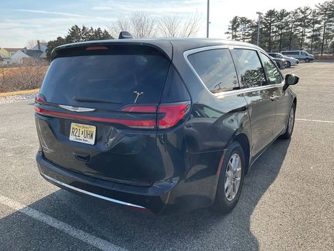 Used 2024 Chrysler Pacifica Touring-L image 9